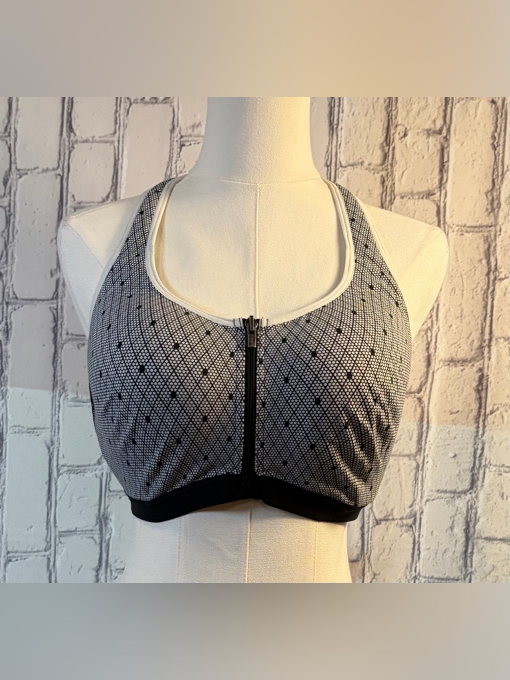 Victoria Sport :36(DDD) Front-Zip Sports Bra - Women's Supportive Activewear